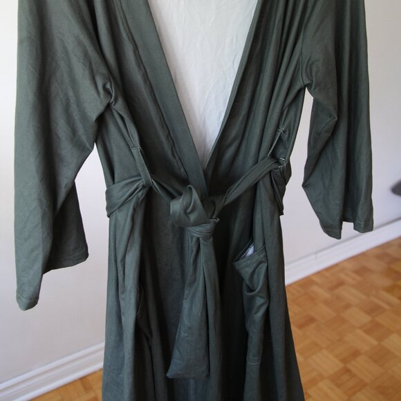 Queen Maddyn dressing gown. - Picture 9 of 13